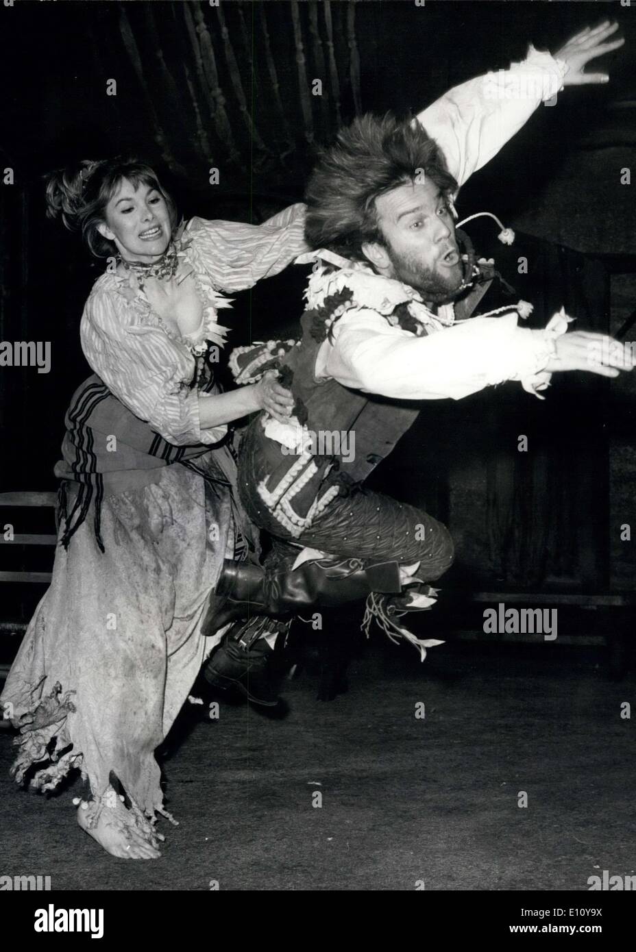 Octobre 04, 1974 - Répétition pour ''Taming of the Shrew''. Les répétitions ont eu lieu aujourd'hui pour ''La Mégère Apprivoisée'', qui s'ouvre à la scie Theatre, Euston Road, le lundi 7 octobre. Susan Hampshire joue le rôle de Catherine, et Nicky Henson joue Petruchio. Photo : Keystone montre- Susan Hampshire Katherina et Nicky Henson comme Petruchio, répète la scène de combat d'aujourd'hui. Banque D'Images