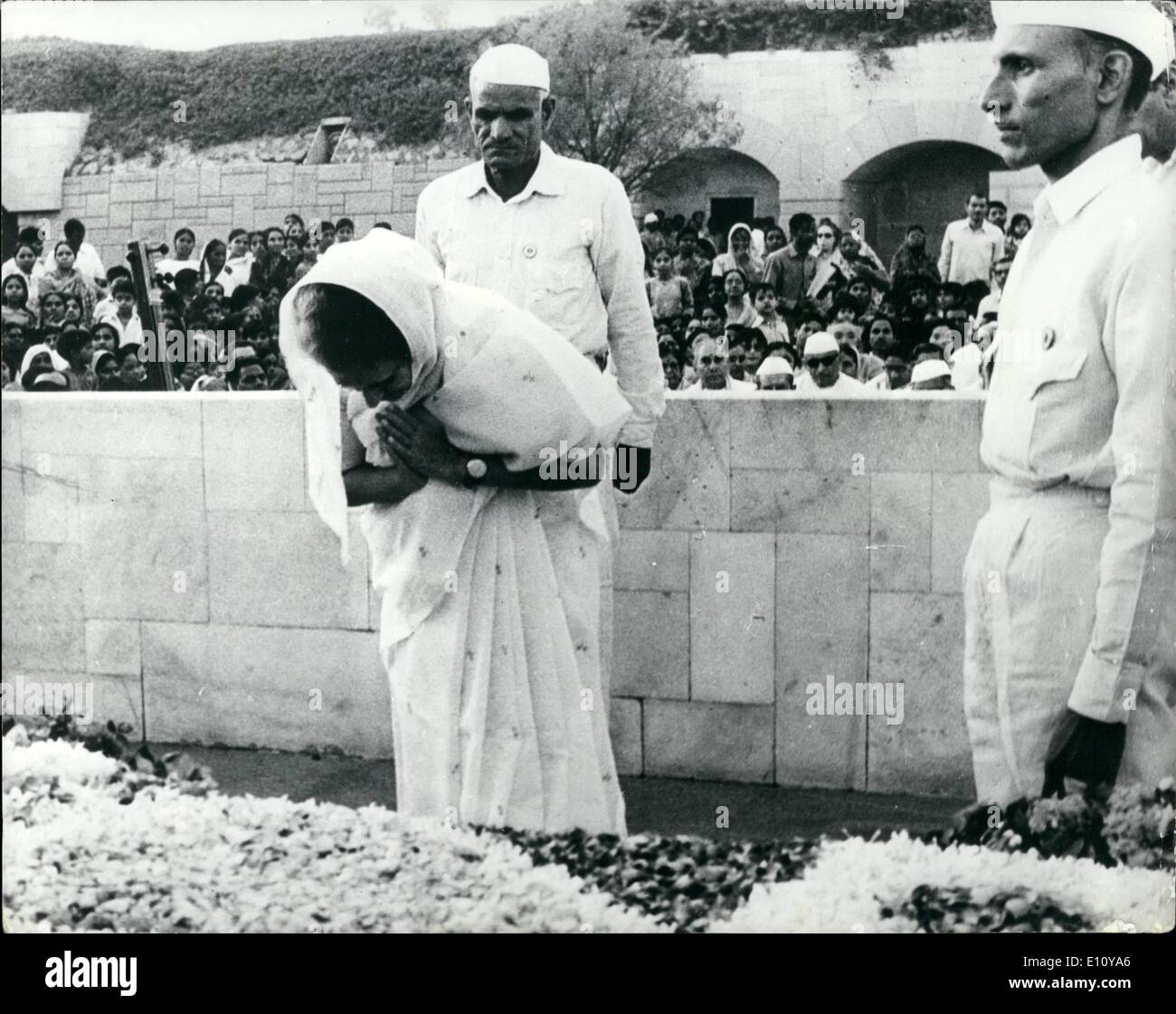 09 octobre 1974 - 9 octobre 1974 Le Premier Ministre indien Mme Gandhi hommage au Mahatma Gandhi. Photo : Mme Gandhi de l'Inde, le Premier Ministre indien, est représenté en hommage au mémorial du Mahatma Gandhi est également à Delhi à l'occasion de l'anniversaire de sa naissance. Banque D'Images