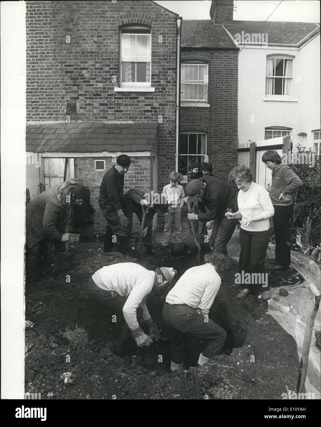 10 octobre 1974 - guerre chasseur allemand dug up : Mme Gladys Hattersley regarder les membres du Kent Battle of Britain Museum l'excavation dans le jardin de sa maison à Maidstone, Kent, hier pour vestiges d'un moi109 chasseur allemand qui a déchiré un trou dans sa chambre à coucher à l'arrière lorsqu'il a été abattu le 5 septembre 1940. Banque D'Images