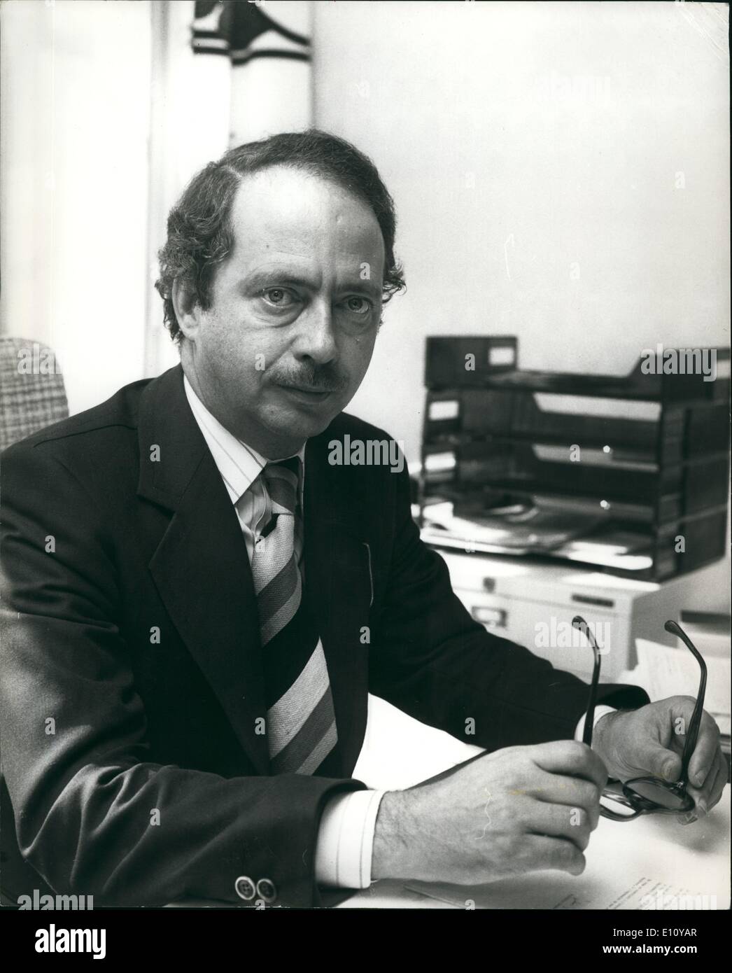 10 octobre 1974 - Nouveau Directeur de la London School of Economics and Political Science : Le professeur Ralf Dahrendorf a pris aujourd'hui ses fonctions de directeur de la London School of Economics and Political Science. Le professeur Dahrendorf est né à Hambourg en 1929, et était un étudiant de troisième cycle Socilogy à la London School of Economics de 1952 à 1954. La photo montre le professeur Ralf Dahrendorf dans son bureau, après la prise de sa nomination aujourd'hui. Banque D'Images