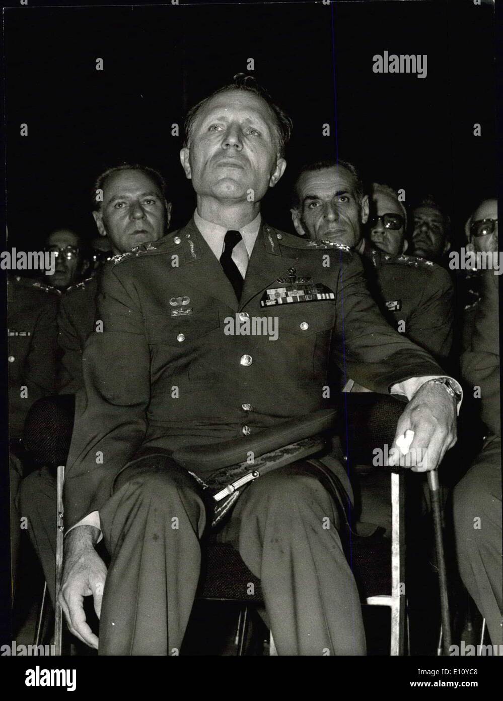 Septembre 02, 1974 - Général Gratsos et d'autres responsables militaires à l'écoute de Caramanlis. Banque D'Images