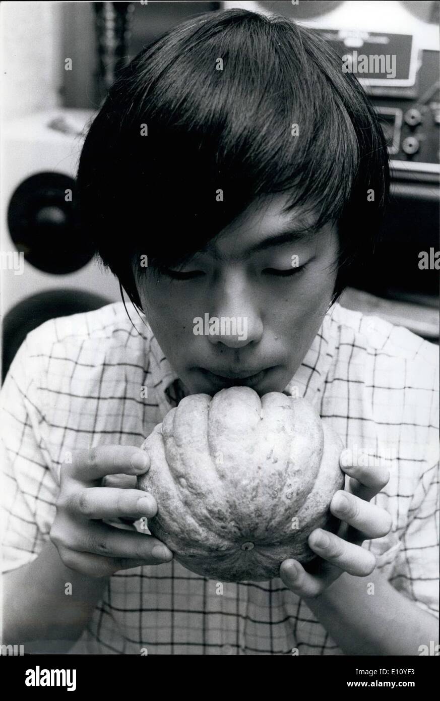 Septembre 09, 1974 - Nouvelles sonorités musicales de légumes : Toru Kamiya, 24 ans, diplômé d'une école de musique de Tokyo, sa femme et leur amie Mlle Katuko Yoshida, ont formé un trio musical, et leurs instruments de musique sont les légumes- carottes, radis, racines de lotus, et les citrouilles. L'idée est de créer de nouveaux sons et des tons qui n'ont jamais été entendu auparavant, en effet, il rend la musique de Beethoven et de Bach quelque peu différente. Kamiya préfère jouer le lotus- racine, ou souffler dans une citrouille,. Tandis que sa femme fait des sons sur un radis blanc dont les trous ont été fait comme une clarinette Banque D'Images