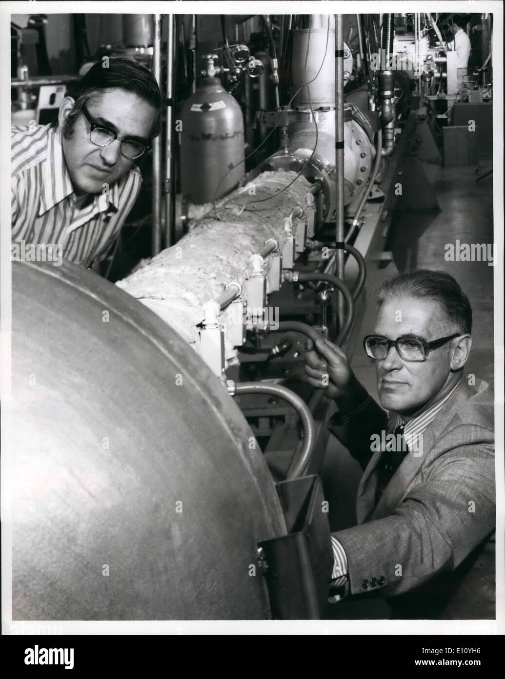 10 octobre 1974 - Plus de puissance. Une explosion de gaz chaud à rugissant, 3 000 miles par heure dans cette 60 pieds de lon.g shock tunnel à General Electric en sciences spatiales Laboratoire a brisé la barrière ''efficacité'' qui a calé magnétohydrodynamique (MHD) electric power research au cours des dix dernières années. Dr. Leo Steg (à droite), gestionnaire de la laboratoire GE à Valley Forge, Pennsylvanie , dit la formidable avancée est une étape importante dans l'exploration de la promesse de MHD à cycle fermé pour l'option de l'énergie -réaliste la utilitaires, à cycle fermé de GE MHD équipe de recherche, dirigée par le Dr Banque D'Images