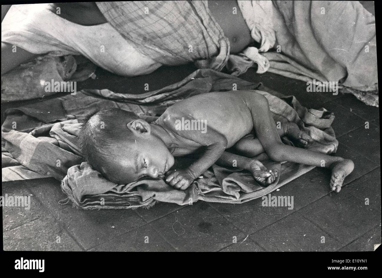 Septembre 09, 1974 - un enfant affamé se trouve par sa mère--à faible pour pleurer, trop faim pour faire autre chose qu'accepter son sort. Banque D'Images