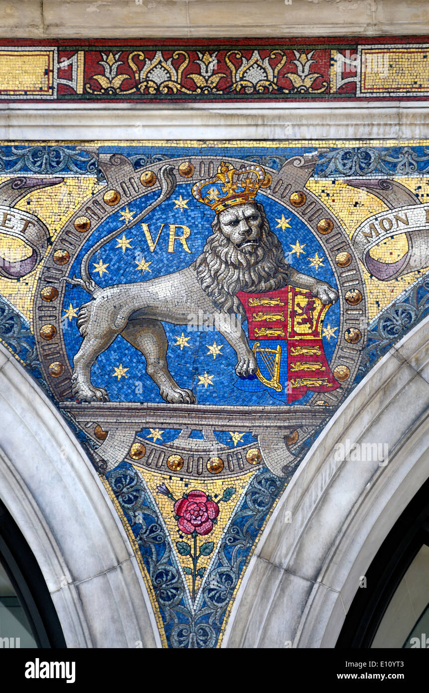 Londres, Angleterre, Royaume-Uni. Mosaïques de tympan sur la façade de 235 Regent Street. British Lion Royal Banque D'Images