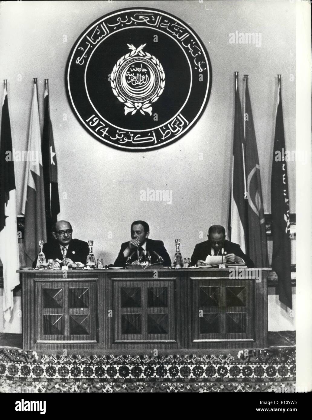 10 octobre 1974 - La Conférence arabe au sommet de Rabat : l'efficacité militaire de l ''front'' puissances arabes - l'Egypte, la Jordanie, la Syrie et l'Organisation de libération de la Palestine - va bénéficier de la proposition discutée à la conférence de Rabat pour constituer un fonds de massifs d'armes, le plus souvent par la finnced les producteurs de pétrole. Photo montre : Photo de la conférence de Rabat sont le Roi Hassan du Maroc (au centre) avec M. Riad, Secrétaire général de la Ligue arabe (à gauche) et E. Naoufal (droite) Banque D'Images