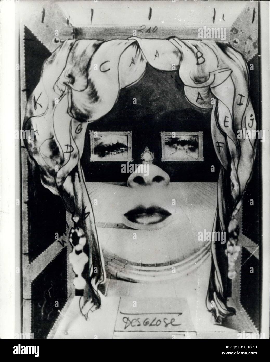 18 oct., 1974 - Plus la perruque dans le monde pour le visage de Mae West : Le géant de reproduction de la couleur de l'eau peu acheter Salvador Dall, exposé au Musée de Chicago, intitulée "Le visage de Mae West' , aura une impressionnante charpente. Perruque le plus important dans le monde, représentés sous forme de rideau j'ai vu 15ft (4m. 50) de haut et 9ft (2m70) de large, et pèse 45kg (99lbs). Il structurera le portrait qui peut aussi être interprété comme la scène d'une pièce (ce double-sens Caractéristiques techniques Le travail de Dali) Banque D'Images