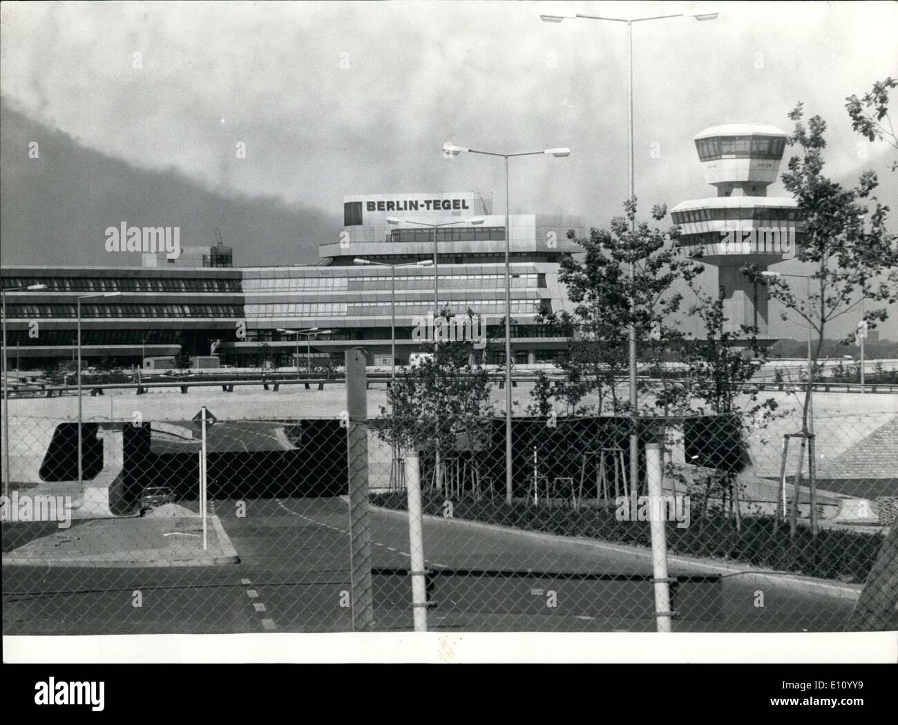 Le 23 octobre 1974 - l'aéroport de Berlin-Tegel est représenté comme il était quand il vient d'ouvrir en octobre 1974. Le centre de coûts d'413,000,000DM. Air France est arrivé à cet aéroport, tandis que British Airways et Pan Am est resté à Tempelhof. Banque D'Images