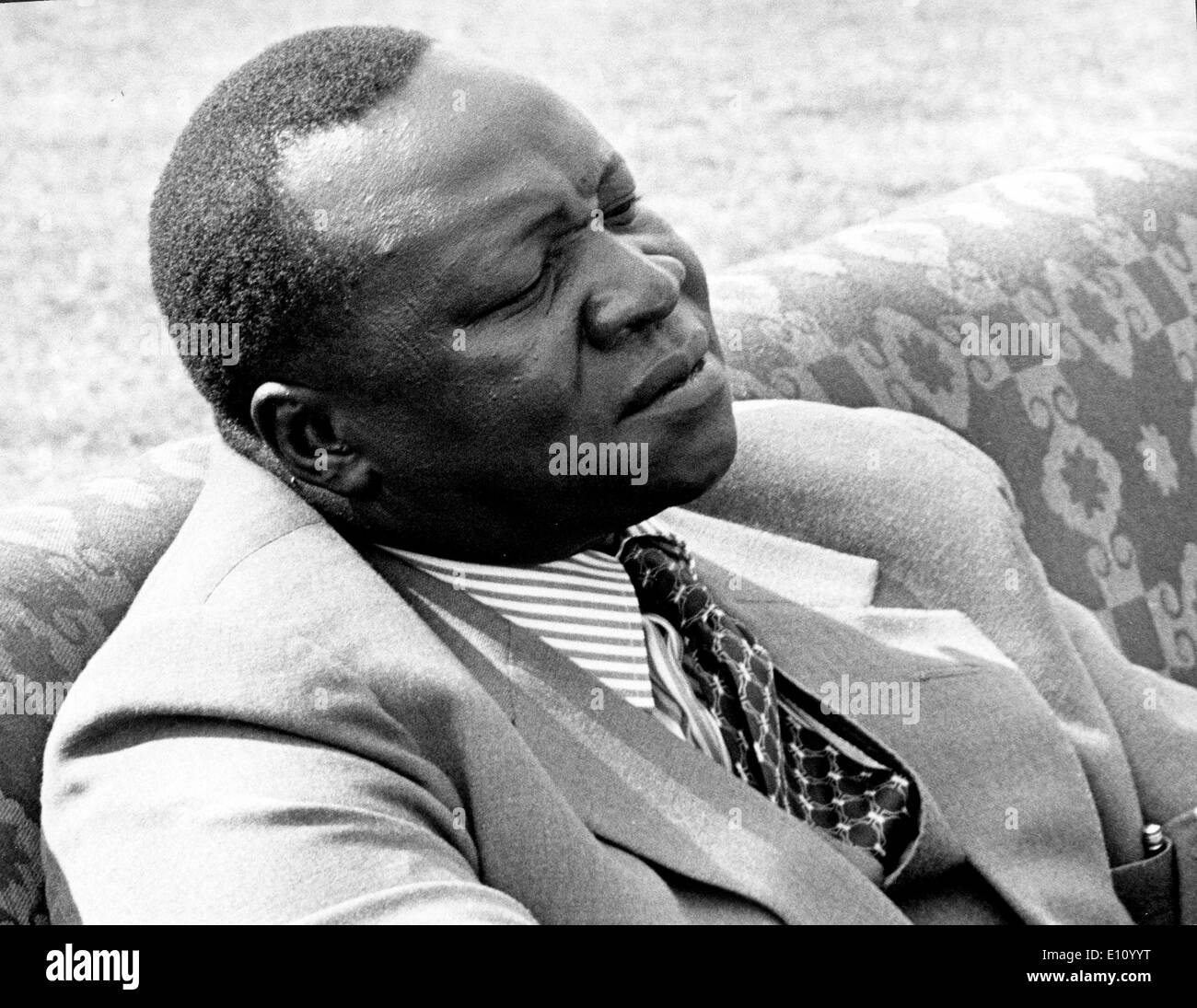 Le président Idi Amin Dada, assis dans une chaise confortable, à regarder un défilé organisé pour une célébration à l'Nakivubu Stadium de Kampala Banque D'Images