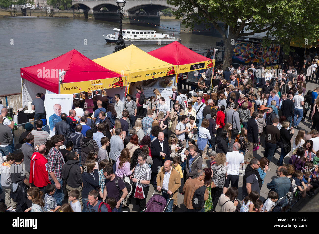 Spanish Food Festival foule sur la rive sud de Londres Angleterre Banque D'Images