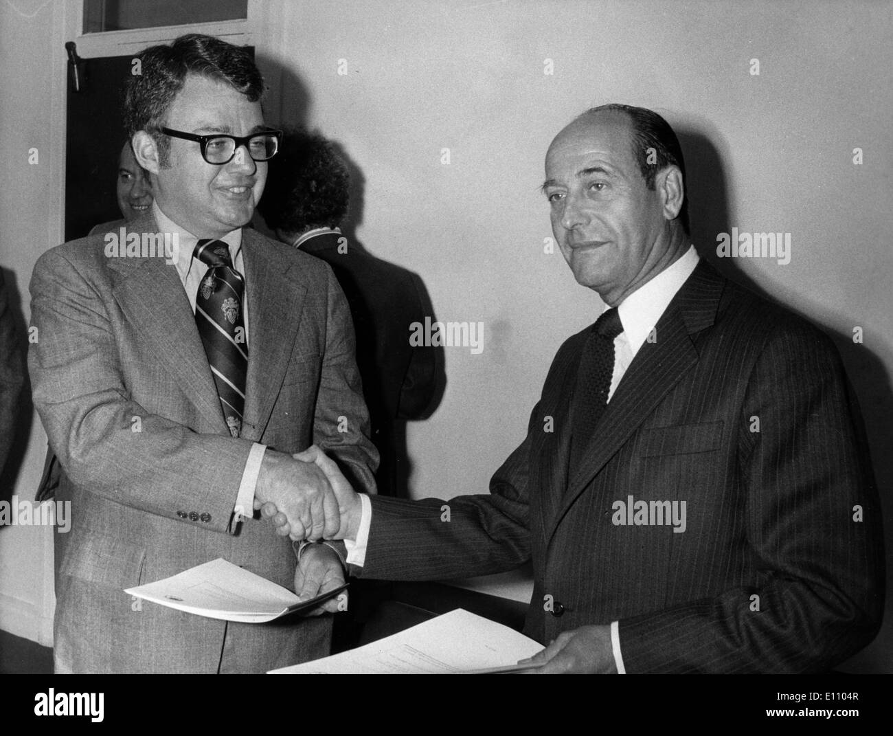 JOHN BARTELS (L), serre la main de MAURICE BOUVIER après la signature d'accord visant à prévenir le trafic de drogues Banque D'Images