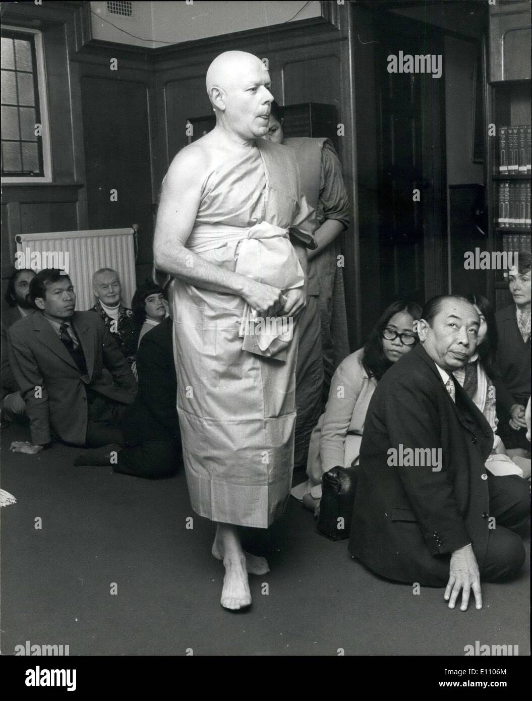 Le 30 septembre 1974 - Français riches devient moine mendiant. : M.Rene-Joly, 62, un riche Français qui a été faite hier par un moine Abbé Phra Medhidhammalaya, lors d'une cérémonie dans le Temple Bouddhiste, East Sheen, Londres. Impossible de trouver en France, toute personne qui pourrait l'initient, N. Joly a été introduit à l'Est par le Thai temple brillant ambassadeur à Londres, M. Konthi Supamonghon. En tant que moine, il sera prévu de mendier pour sa nourriture par des étrangers. Banque D'Images