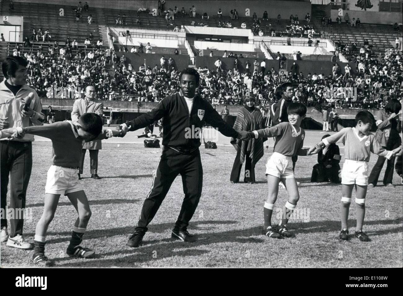 Novembre 11, 1974 - ''King'' Pele montre des écoliers japonais Comment Score : la star brésilienne du football Pelé, l'entraîneur des écoliers japonais certaines des subtilités du jeu, et comment battre le gardien de but lors de sa visite à Tokyo. Gaz de Pelé est devenu chef du programme de soccer de jeunes international parrainé par une entreprise de boissons américain, et visitera les pays asiatiques à définir u[ des normes de formation pour les équipes de football. Il a invité les jeunes de pays européens pour aider à former les jeunes à mieux jouer au football Banque D'Images
