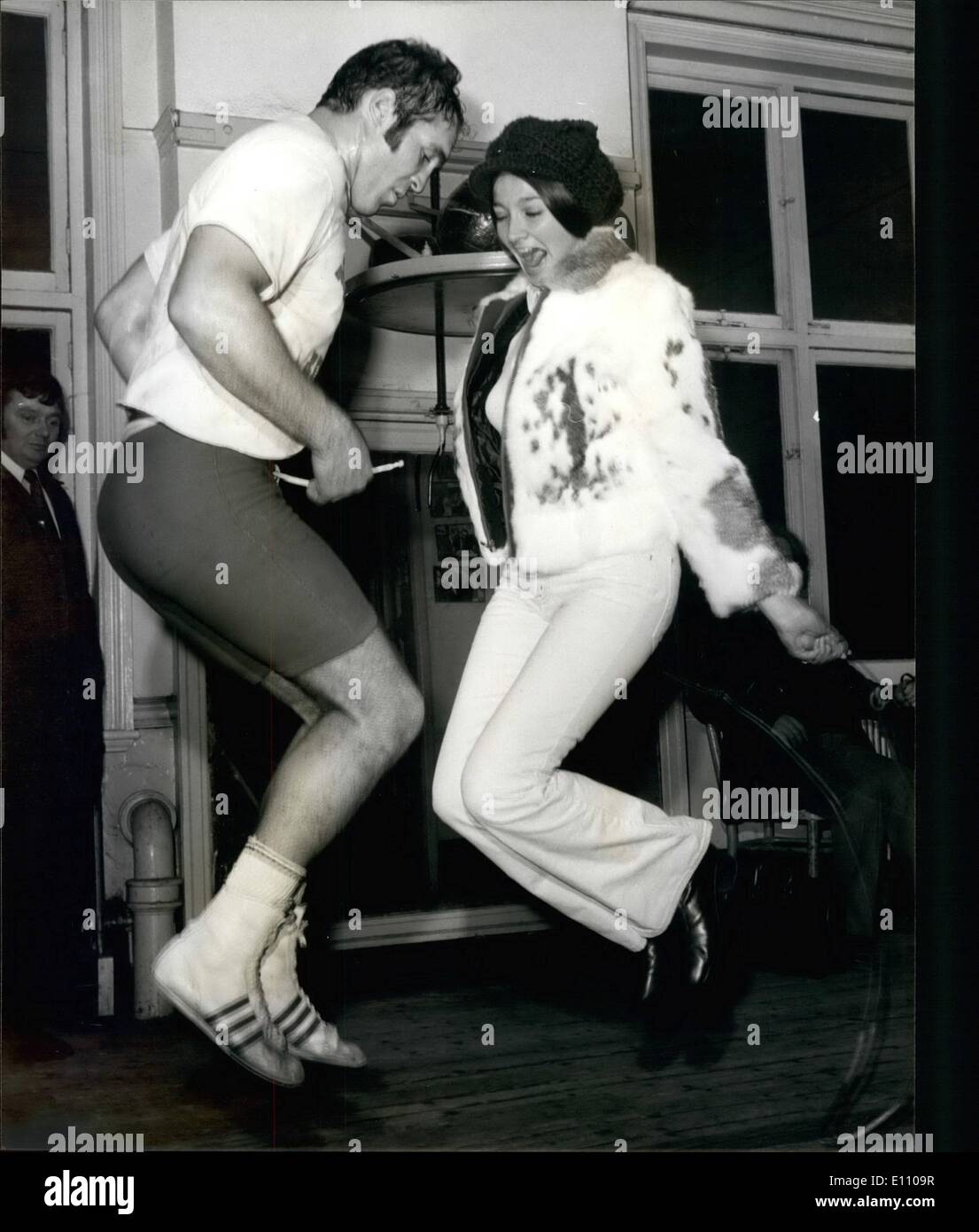 11 novembre 1974 - American Heavyweight Boone Kirkman Trains pour son combat avec Joe Bugner sous l'oeil critique de fiancée : American Heavyweight Boone Kirkman qui combat la Joe Bugner, champion d'Europe, au Royal Albert Hall, mardi prochain, le 3 décembre, était en formation avec l'aide de sa fiancée, Gloria, Ballestrasse qui accompagne toujours la salle de sport. att Il a été aujourd'hui à la formation a' Thomas Beckett de sport , Old Kent Road, au sud-est de Londres. Gloria rejoint son fiancé Boone Kirkman dans certains exercice sauter au cours de formation à l'aujourd'hui gymnase. Banque D'Images