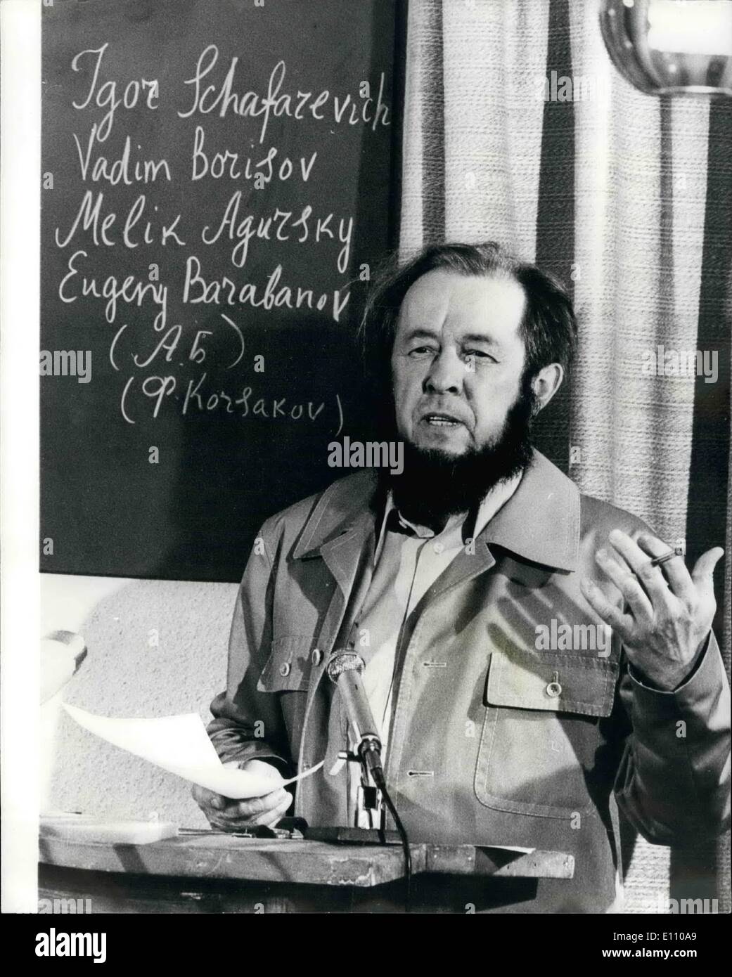 11 novembre 1974 - conférence de presse de Soljenitsyne : Alexandre Soljenitsyne a tenu sa première conférence de presse dans l'Ouest puisqu'il a été expulsé de Russie en mars. Le but de la conférence tenue à Zurich le samedi, a été d'annoncer la publication d'une collection d'essais sur l'avenir de la Russie par Soljenitsyne et un groupe de ses amis de Moscou. Photo montre Alexandre Soljenitsyne décrit au cours de sa conférence de presse à Zurich. Banque D'Images