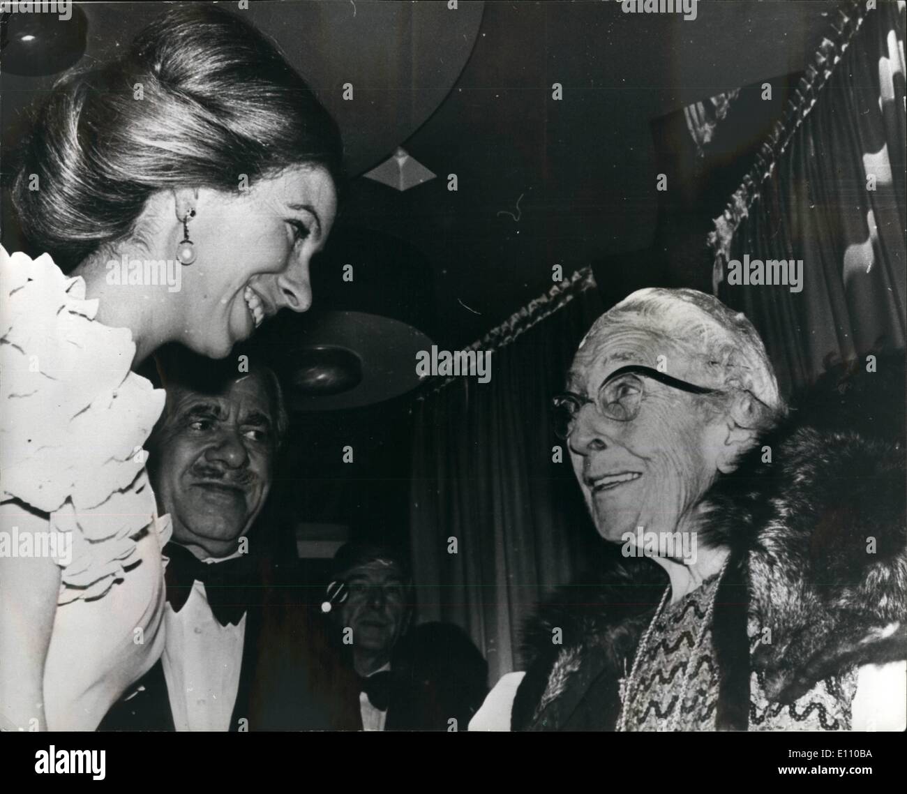 Novembre 11, 1974 - La princesse Anne répond à Agatha Christie pour premiere de film : Auteure Agatha Christie, 84, discute avec la Princesse Anne, au Royal première du film '"meurtre sur l'Orient Express'', basé sur le livre de Mme Christie, au cinéma ABC, Shaftesbury Avenue, hier soir. Dans le centre est Nat Cohen, président de l'IME. Banque D'Images