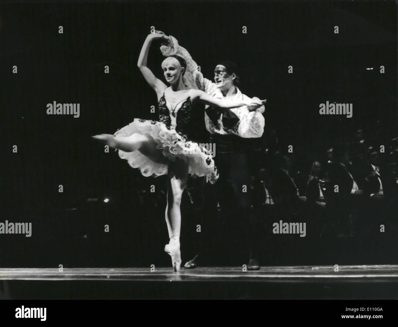 11 novembre 1974 - Les débuts à faire Panov Tel UN VIV : le célèbre danseur de ballet russe, Valery et Galina Panov, qui ont été autorisés à louer la Russie pour Israël après une bataille de deux ans à émigrer, ont reçu une ovation debout après leur premier album tant attendu avec l'Orchestre philharmonique d'Israël à Tel UN VIV. Keystone montre Valery et Galina Panov, photographié lors de leurs débuts dans tel un VIV. Banque D'Images