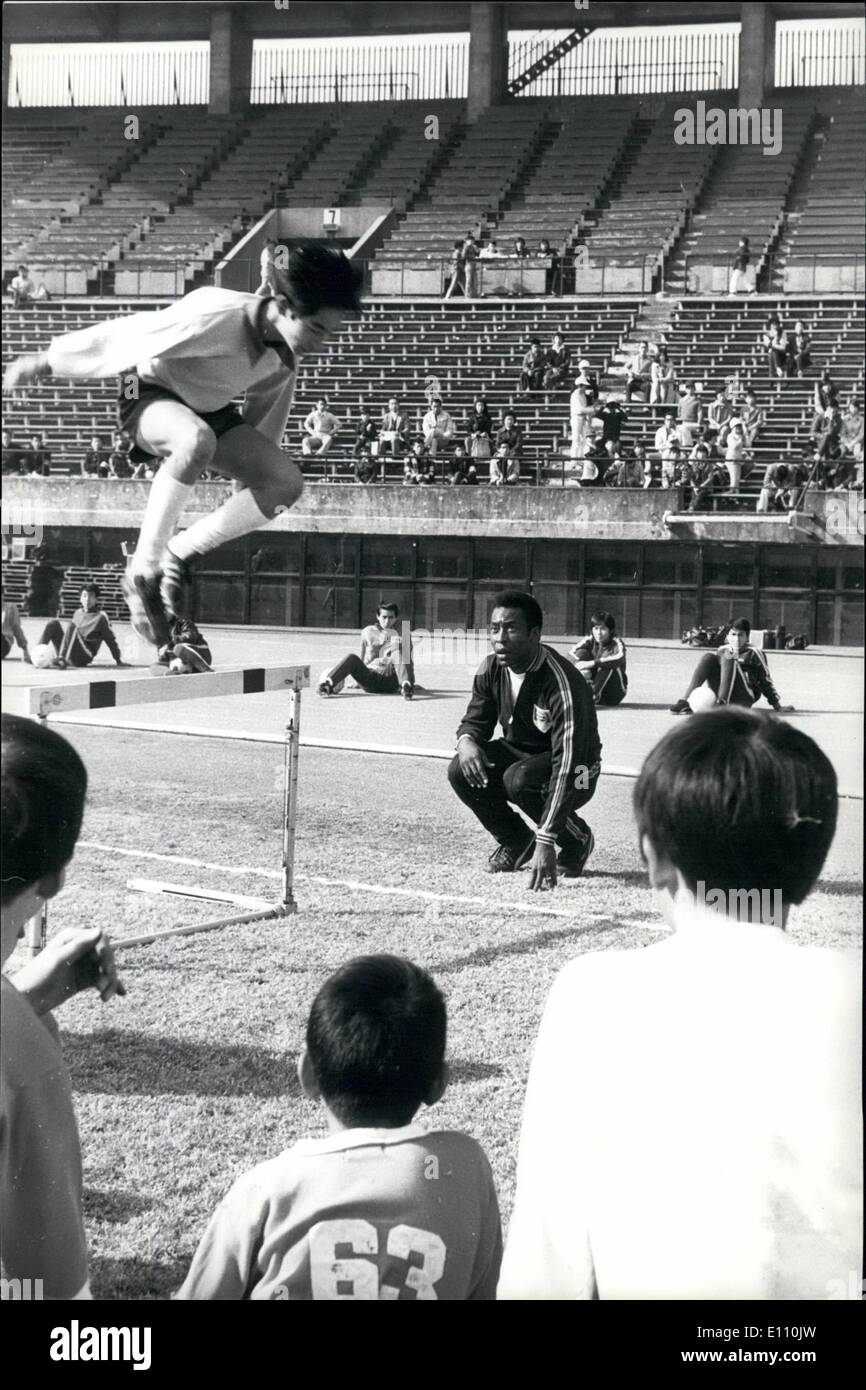 Novembre 11, 1974 - le roi Pelé montre des écoliers japonais comment Score : a pris sa retraite la star brésilienne du football, l'entraîneur Pete écoliers japonais certaines des subtilités du jeu et comment battre le gardien de but lors de sa visite à Tokyo. Pele est devenu le leader d'un programme de soccer de jeunes international, organisé par une entreprise de boissons américain, et visitera les pays asiatiques à mettre en place des normes de formation pour les équipes de football. Il a contribué à la formation de jeunes à jouer au football. La photo montre la peau avec des écoliers japonais au cours des séances de formation dans le stade national de Tokyo. Banque D'Images