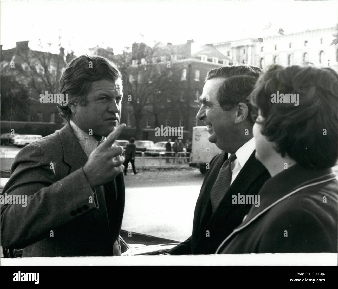 Novembre 11, 1974 - Qu'est-ce que Edward Kennedy dire au chancelier ? : Pendant que M. Denis Healey, le chancelier, a été de prendre une promenade matinale dans le parc de St James, avant de présenter son troisième budget de l'année plus tard aujourd'hui, il a été accueilli par le sénateur Edward Kennedy, qui a arrêté sa voiture pour parler à la chancelière. La photo montre le sénateur Edward Kennedy parler au Chancelier, M. Denis Healey, et sa femme dans le parc de St James ce matin. Banque D'Images
