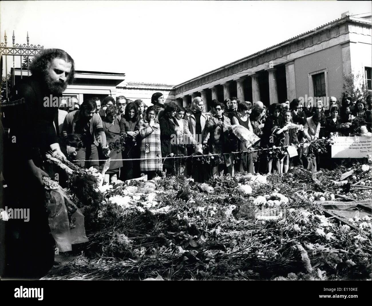17 novembre 1974 - 17 novembre était aussi le triste anniversaire des événements sanglants qui ont eu lieu l'année dernière lorsque Junta était encore Banque D'Images