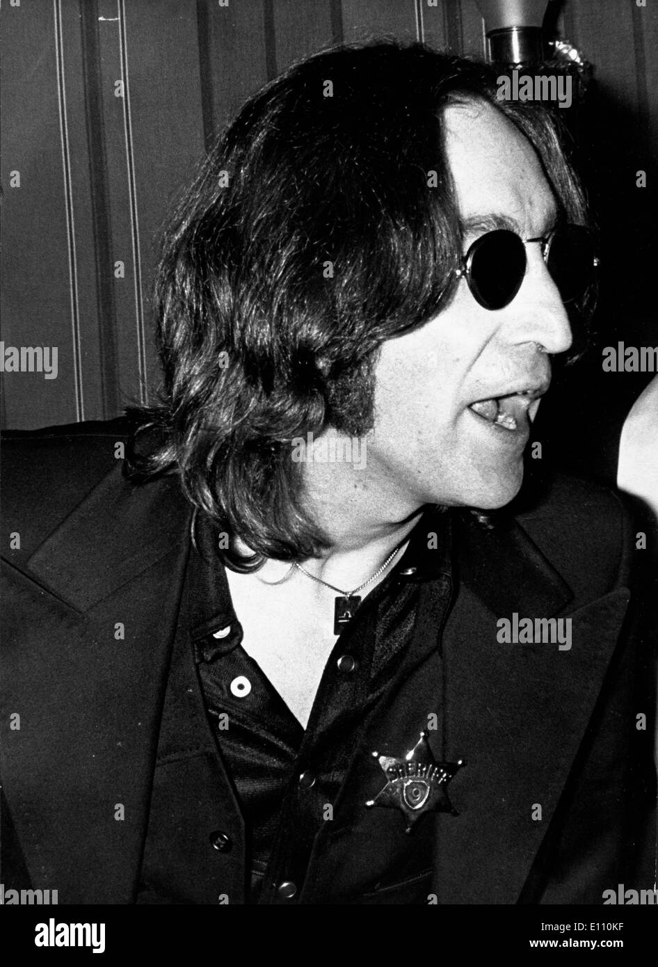 Nov 18, 1974 ; Londres, Royaume-Uni ; chanteur Auteur-compositeur JOHN LENNON (1940-1980) Membre des Beatles. Banque D'Images