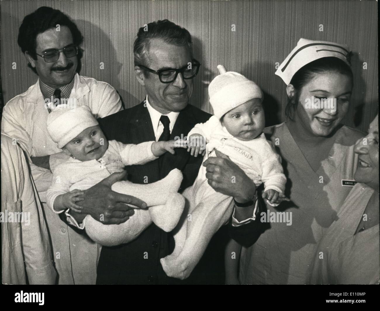 Mar. 03, 1975 - Les deux jumeaux siamois : Sonia et Sophie Trinel nés mai 1974 avec leurs chefs réunis ont été opéré et séparés par le professeur du Pertuiset à l'hôpital Salpetriere à Paris. M. Pertuiset est montré ici tenant les deux jumeaux en bonne santé. C'est la première fois qu'une opération de ce type a été menée à bien avec succès. Banque D'Images