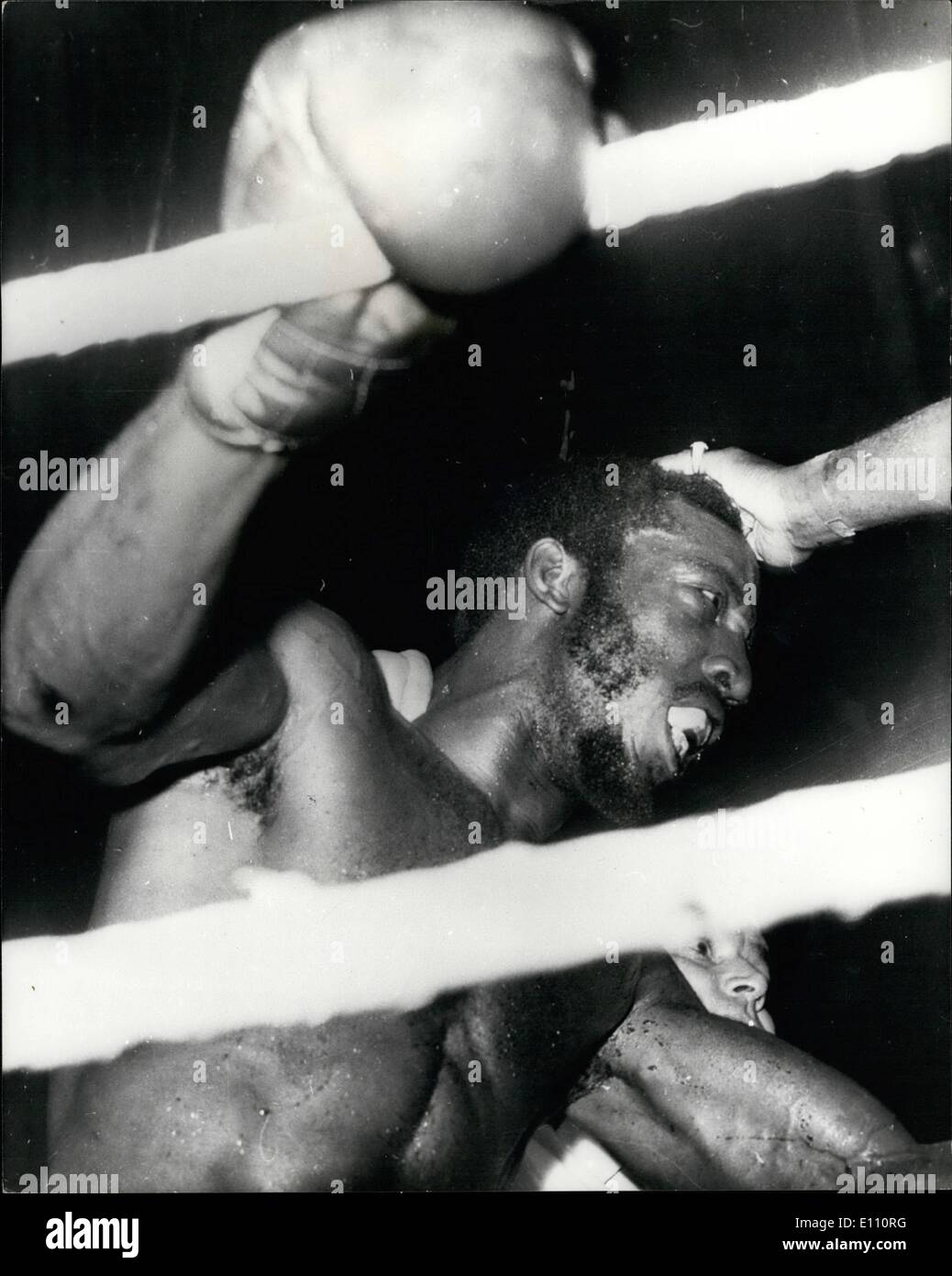 Mar. 03, 1975 - John conteh bat Lonnie bonnets de conserver son world light heavyweight- titre : à l'empire Paul dernière wembley Banque D'Images