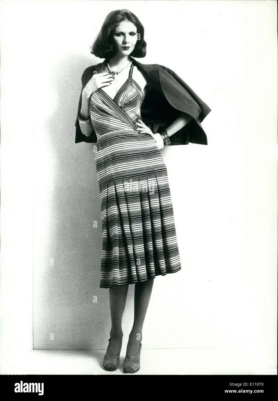 20 novembre 1974 - noir, blanc, et gris robe en soie à rayures avec un gilet gris en toile. Banque D'Images