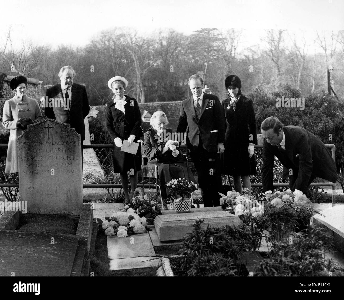 LADY Clementine Churchill et de la famille d'une gerbe sur la tombe de Sir Winston Churchill à Woodstock pour Winston's birthday Banque D'Images