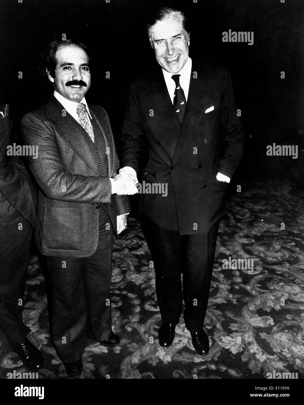 Cheikh Nasser Al Ahmed, du Koweït se serrer la main avec R. W. Rowland, le chef de l'exécutif de Lonrhe à réunion à Londres Banque D'Images