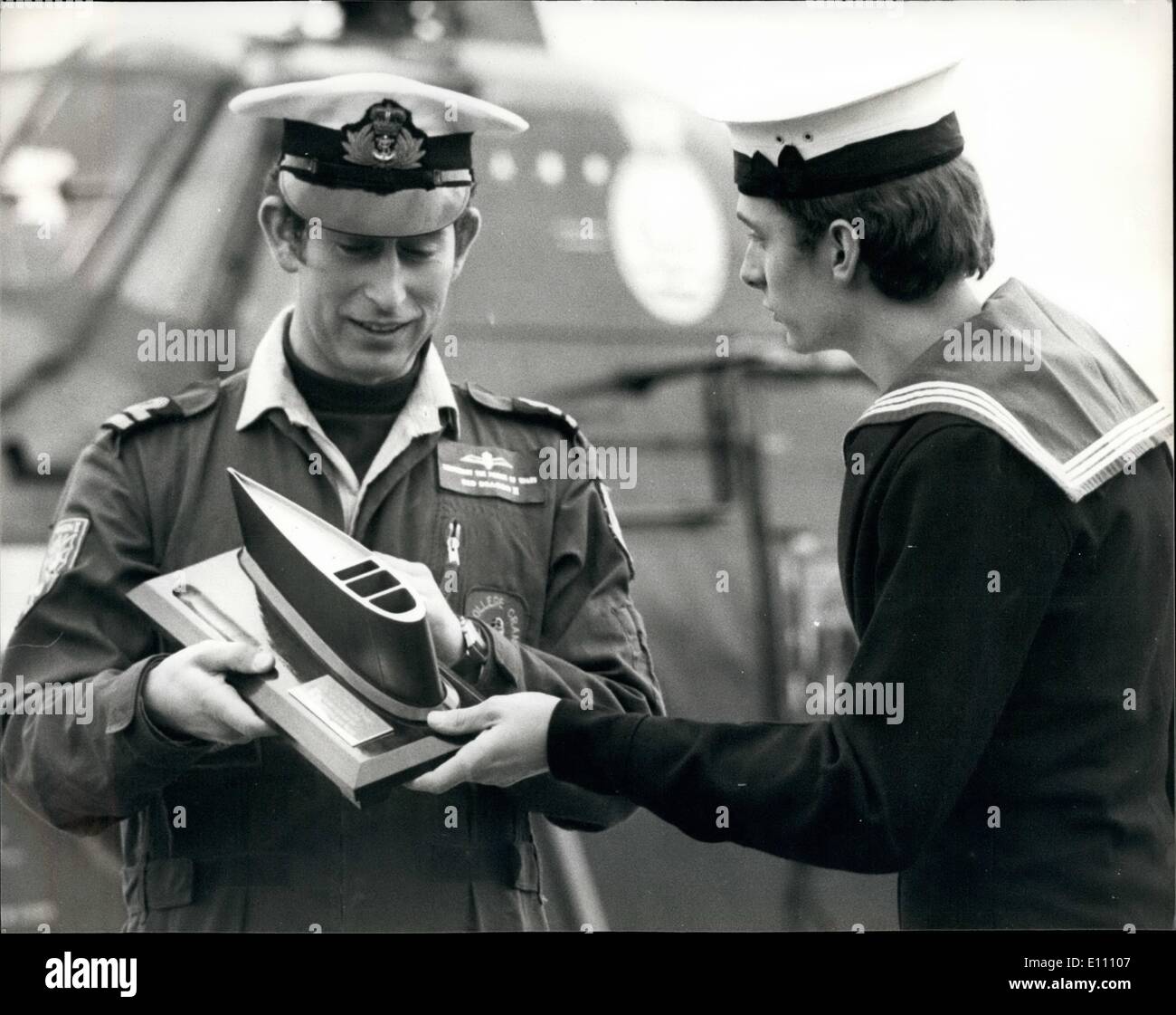 12 déc., 1974 - LE PRINCE CHARLES pour le survol des hélicoptères REVAL CONDUIT Le Lieutenant le Prince de Galles a conduit aujourd'hui un défilé aérien d'helocopters massés naval de 707 e Escadron à la Royal Naval Air Station, Somerest Yeovilton. L'occasion était l'Escadron, 10e. anniversaire, qui se produit au cours de la dernière semaine de son cours avec l'air Flest bras. Après le défilé le Squadian a fait une présentation au Prince Charles pour marquer la fin de sa période de formation, au cours de laquelle il est devenu un pilote d'hélicoptère de Wessex 5 de la Royal Navy Banque D'Images