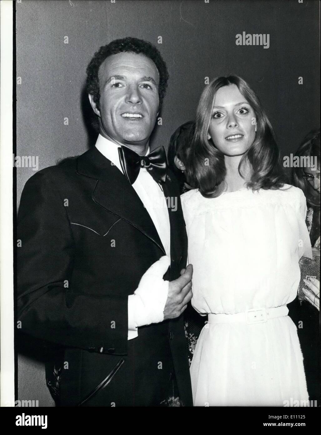 Mar. 03, 1975 - Première mondiale de Funny Lady:avec James Caan et Barbara Streisand ouvre à Washington, DC. : James Caan avec amie Connie Kreskie à l'ouverture de son dernier film dans lequel lui et Streisand apparaissent ensemble pour la première fois. Banque D'Images