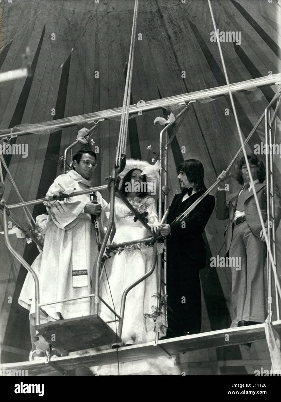 Mar. 03, 1975 - un mariage. : ils sont dans leur ''septième ciel'' newly weds trapeze artistes Francis Martin Kora, 24 ans, de l'USA et sa charmante partenaire Carole Fiallo, 21 de Cape Town, Afrique du Sud. La digue est le père Jean Simon Dauvier. Ils ont décidé de leur nvel high flying cérémonie de mariage alors qu'ils ont décidé de travailler sur le cirque Pinder Jean-Richard à Nantes, en France. Plus la personne nerveuse au cours de la cérémonie a été - pas trop - la digue, Père Jean Simon Dauvier , aumônier de la Circus, qui a presque littéralement descendu du ciel pour l'heureux événement. Banque D'Images