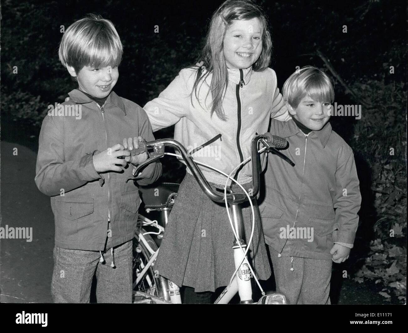 Le 12 décembre 1974 - Grecs Rejeter King : Le référendum en Grèce a rejectedKing Constantine en faveur d'une forme républicaine de gouvernement. Photo : montre bien que le Roi Constantin et la reine Anne Marie restés à l'intérieur à leur domicile près de Chobham, Surrey, d'attendre le résultat du référendum, de leurs enfants, le Prince Paul, 7, la Princesse Alexia, 9, et 5, Prince Nicolas, sortit pour jouer. Banque D'Images