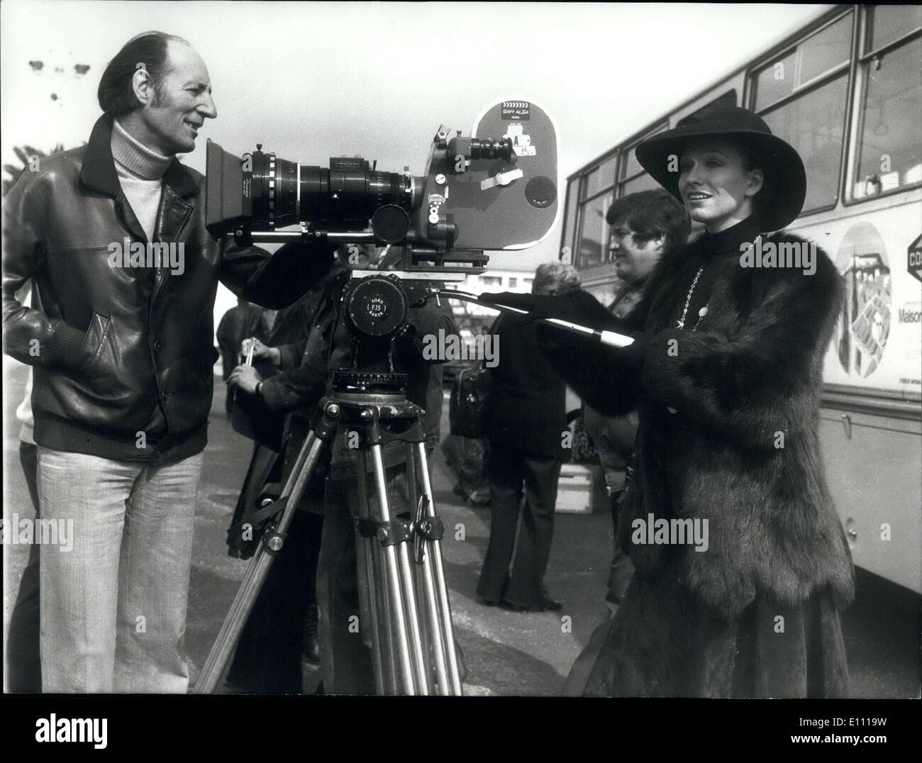 Le 17 mars 1975 - Girault est filmer ''Le Garde du Corps'' à Nice avec Louis Velle, Juliette Mills, et Claudine Auger. Banque D'Images