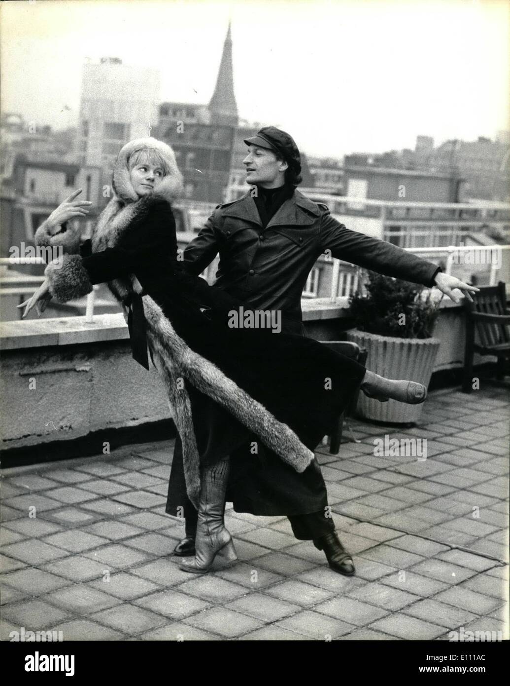 20 mars 1975 - 20 mars 1975 Le Panovs à la danse à Londres. Ballet étoile russe Valeri Panov et sa femme Galina qui ont été libérés de Russie l'année dernière et vivent maintenant en Israël sont à Londres pour faire leurs débuts à la télévision avec un enregistrement d'une prestation au Sadler's Wells pour être contrôlés par la BBC le Vendredi Saint 28 mars. Photo montre : Valeri et Galina Panov faire un ballet impromptu posent sur le toit à Broadcasting House à Londres aujourd'hui. Banque D'Images