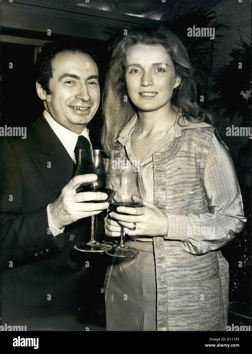 01 janvier 1975 - le film de Tacchella ''Cousin-Cousine'', avec Barrault et Victor Lanoux, remporte le Prix Louis Delluc. Champion d'échecs américain Bobby Fischer, Tournoi de Monte-Carlo Banque D'Images