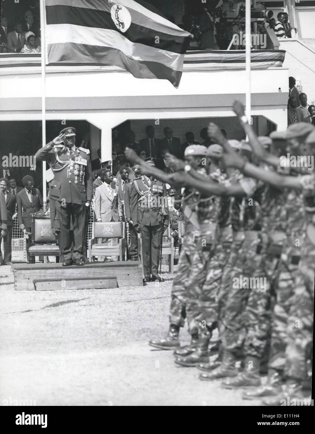 01 janvier 1975, Idi Amin Dada - 4e anniv. : Le Président Amin reçoit le salut d'un détachement de parachutistes. Banque D'Images