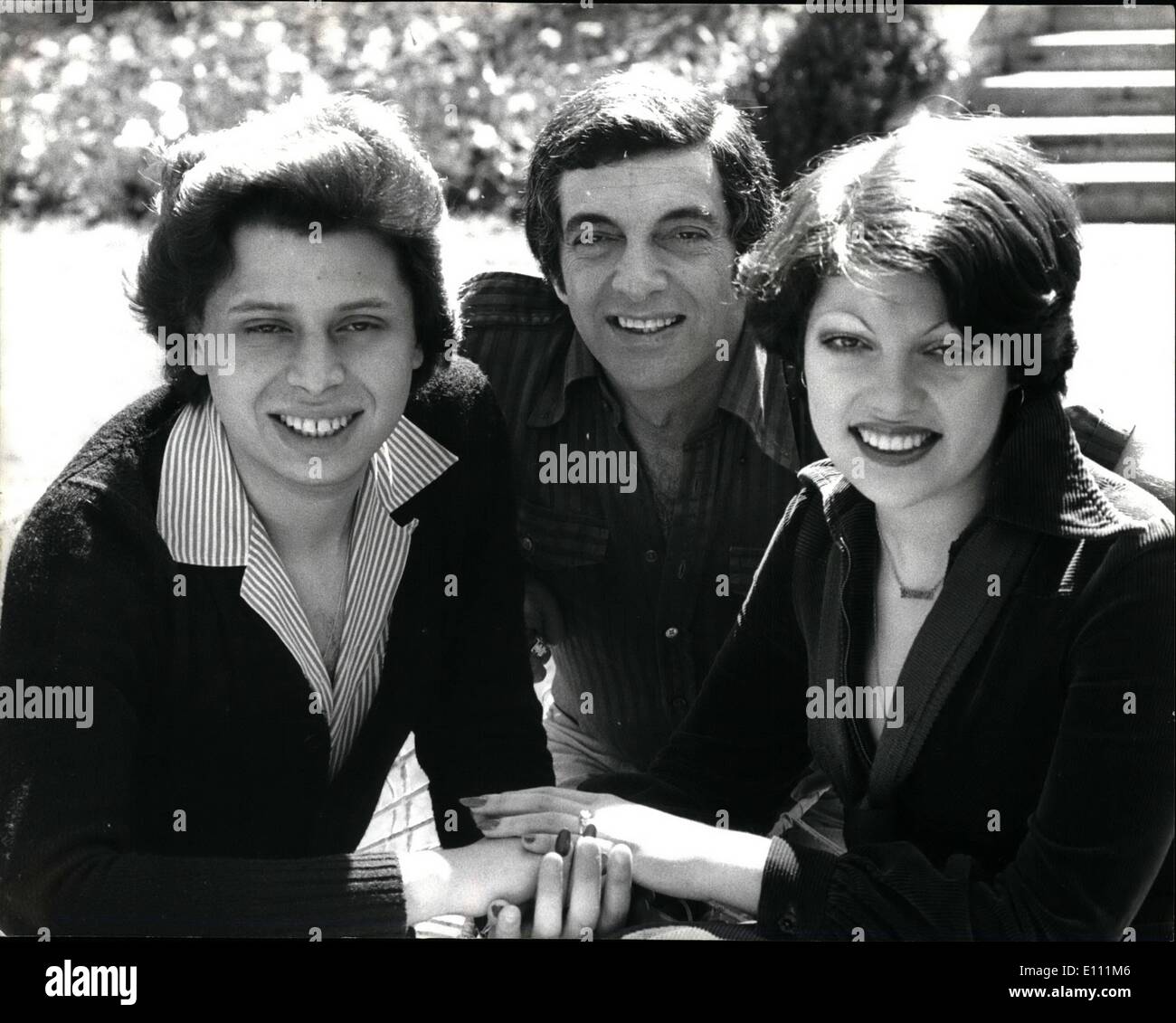Avril 04, 1975 - LA FILLE DE VAUGHAN FRANKI ENGAGÉ. La fille du chanteur Frankie Vaughan Susan, qui sera de 19 le 25 mai dernier, a annoncé hier son engagement à 23 ans Paul Sassienie, un représentant des ventes avec un marchand de papier de la ville. Susan travaille comme modèle la faucheuse à Christian Dior, à Londres. Photo montre :- Frankie Vaughan, qui célèbre ses 25 ans dans le show-business, photographié à son Totterridge accueil hier avec sa fille Susan et Paul Sassienie(à gauche) Banque D'Images
