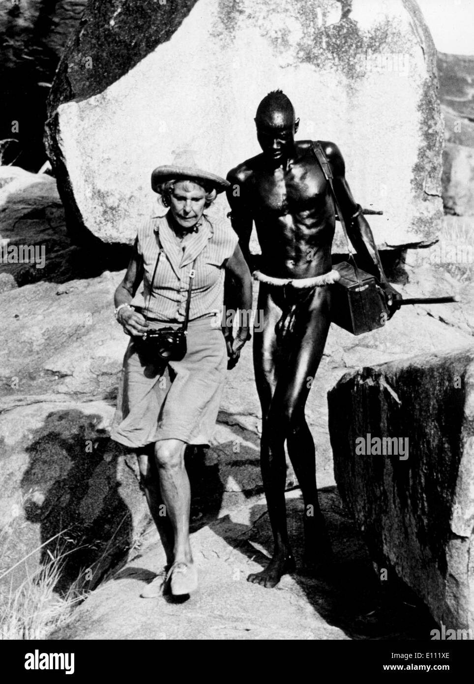 01 janvier 1975 - Salzburg, , Allemagne - fichier photo à partir de 1975. LENI RIEFENSTAHL est décédé à la maison dans son sommeil de 101. Elle était surtout connu pour les films de propagande nazie elle a fait sous le contrôle d'Hitler et son chef de la propagande Goebbels, Josef. Elle a été jugé et effacée d'être un Nazi après la guerre mais d'ici là sa carrière de cinéaste était terminée. Elle se tourna vers la photographie et passé des années à photographier la tribu noubas du Soudan pour lequel elle a remporté un prix. Photo montre Leni avec un membre de la tribu Nabu. Banque D'Images