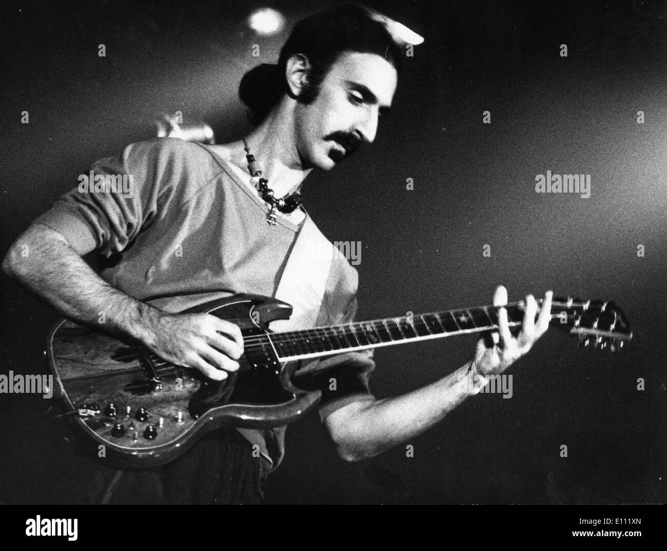 01 janv., 1975 - New York, New York, États-Unis - Photo : circa 1960 des années 70. "Les mères de l'invention" était un groupe de hard rock actif des années 1960 aux années 1970. Elles sont principalement effectuées par des œuvres de Frank Zappa compositeur, bien que d'autres bandmembers ont un crédit d'occasionnels. Au départ, le groupe a été nommé 'l'âme des Géants, et était composé de Jimmy Carl Black, batteur bassiste Roy Estrada, le saxophoniste Davy Coronado, le guitariste Ray Hunt, et le chanteur Ray Collins Banque D'Images