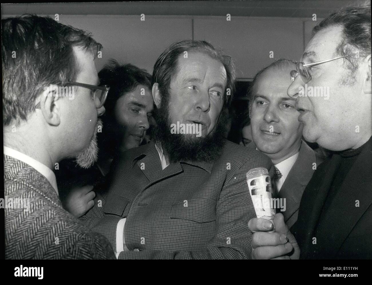 04 janvier 1975 - Alexandre Soljenitsyne parlant avec le journaliste Léon Zitrone .co Banque D'Images