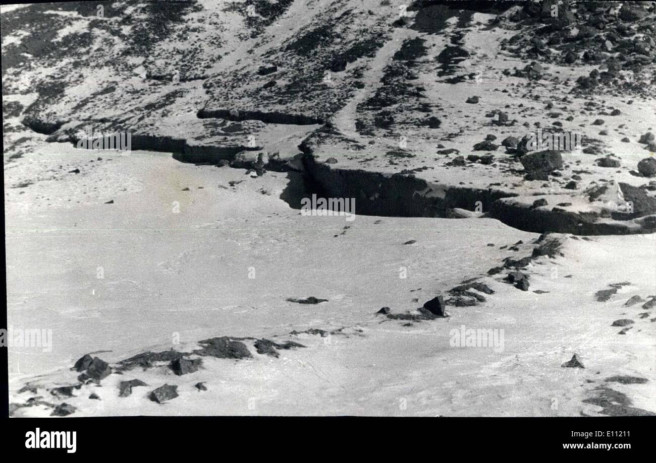 19 janvier 1975 - Tremblement de terre dans l'Himachal Pradesh : quatre kilomètres de long, et dix pieds de profondeur gouffre ouvert à kaurik village le 19 janvier 1975. Crédit photo : Pana l'Inde. Banque D'Images