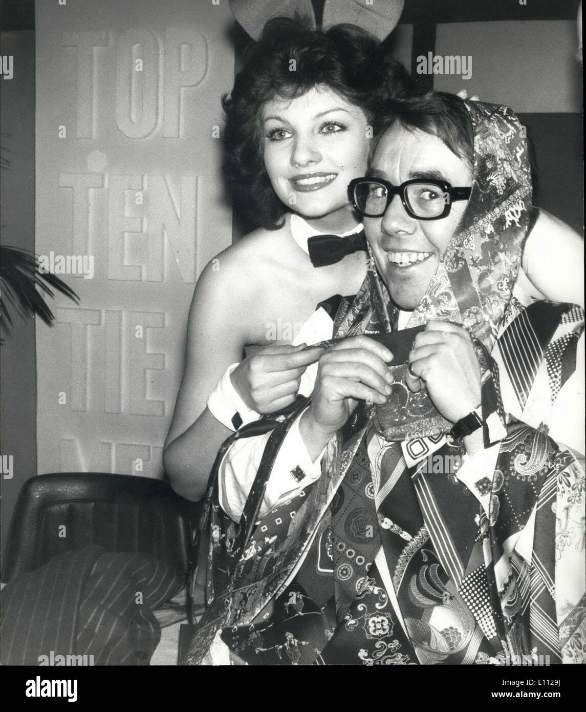 23 avril 1975 - Ronnie Corbett est au top dix Tiemen pour 1975 : la cravate Manufacturer's Association a annoncé aujourd'hui le nom de au top dix Tiemen pour 1975. Ils sont : le marquis de Bath ; M. Raymond Baxter ; M. Ronnie Corbett ; M. Dickie Davies ; M. Jimmy Hill ; M. Robert Maxwell ; M. Nicholas Parsons ; M. Paul Raymond et M. Don Revie Banque D'Images