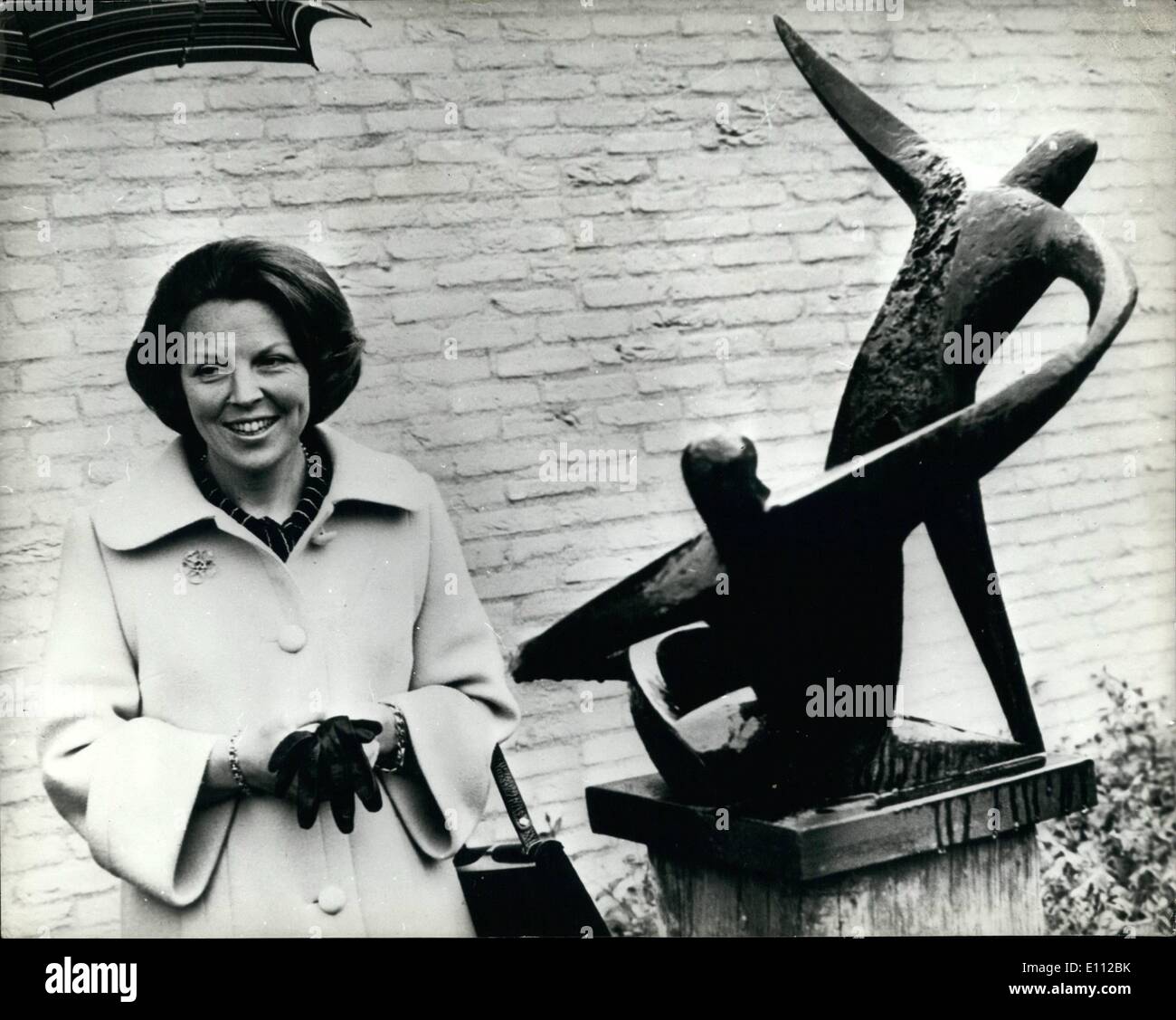 Mai 05, 1975 - La princesse néerlandaise dévoile sa propre : Sculpture, la Princesse Beatrix des Pays-Bas, a récemment dévoilé une sculpture, faite par elle-même, à la mémoire des victimes des camps de concentration. Photo montre : la princesse Beatrix avec ses sculptures qu'elle a dévoilé à Leiden en Hollande. Banque D'Images