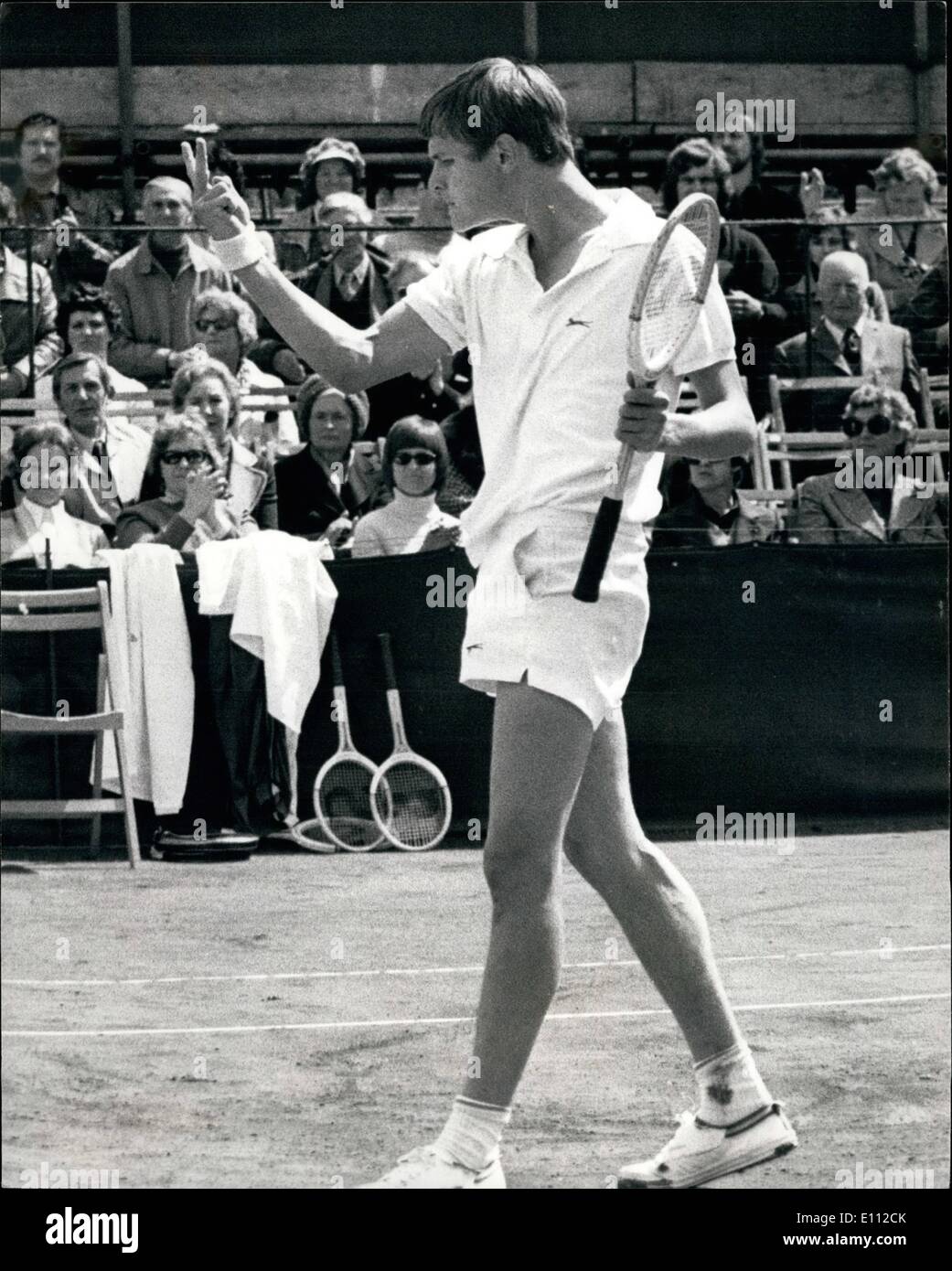 05 mai 1975 - BUSTER MOTTRAM.S V-SIGN USSETS FOULE À BOURNEMOUTH TENNIS CHAMPIONSHIPS 20 ans BUSTER sport MOTTRAM la foule pendant National Hardcourt todaya Champi,shipa,quand à la fin de l'HIF match contre COLIN DOWDESWELL de Rhodésie,qui il a battu 8-6 7-5 hébreux se tourna vers la foule et a donné le V-sign. PHOTO MONTRE BUSTER MOTTRAM vu donner la c-signe comme il a quitté la cour à ffournemcuth aujourd'hui, Banque D'Images