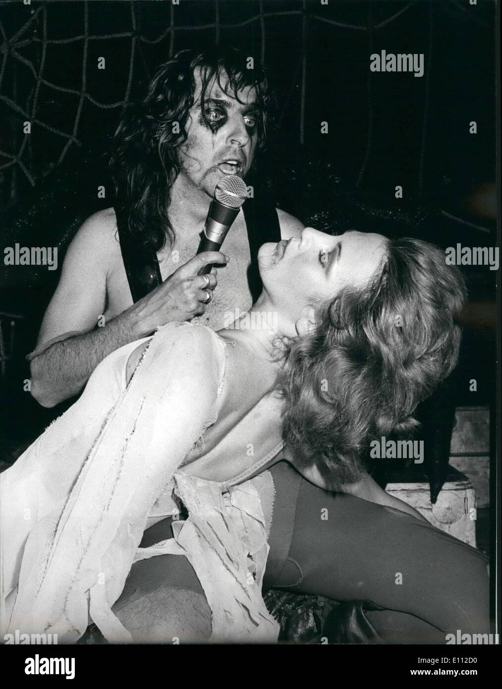 05 mai 1975 - Alice Cooper cache translucide avec Sheryl Goddard dans ''Bienvenue dans mon cauchemar'' Madeson Square Garden. Ke Banque D'Images