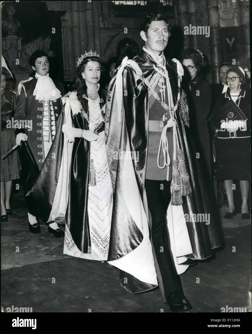 Mai 05, 1975 - Le Prince de Galles est installé comme Grand Maître de l'Ordre Très honorable de la baignoire par la reine . : H.M la Reine installé aujourd'hui le Prince de Galles comme Grand Maître de l'Ordre très honorable de la baignoire dans l'abbaye de Westminster . C'était une occasion historique, doublement puisque non seulement il marque le 250e anniversaire de l'ordre créé par George 1 Banque D'Images