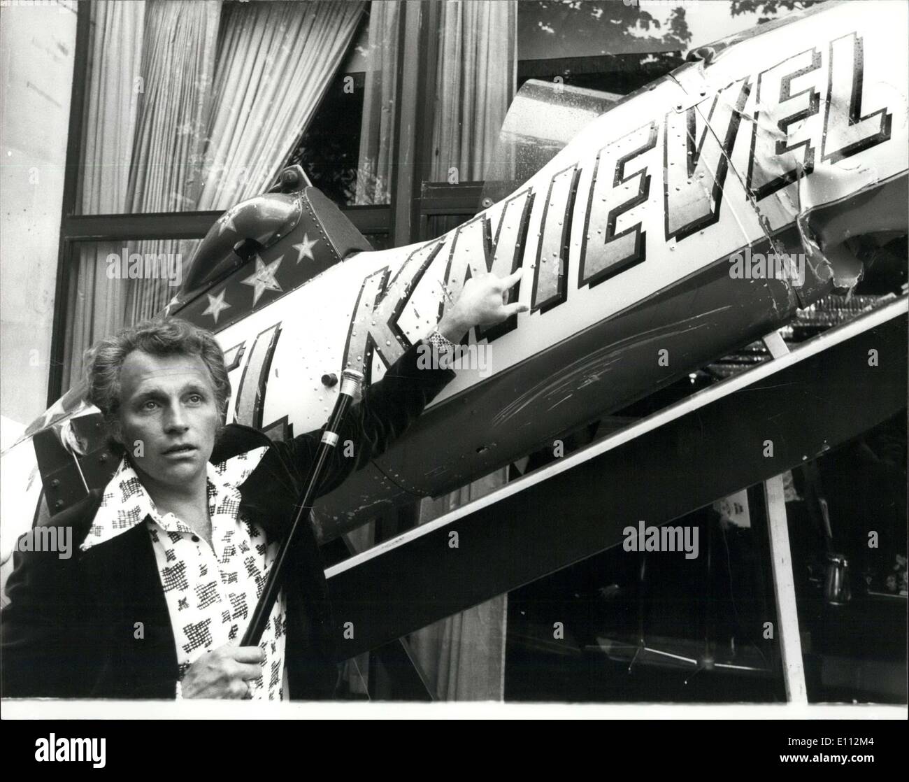 Mai 07, 1975 Evel Knievel - les plus hautes du monde payé daredevil arrive en Grande-Bretagne ; Evel Knievel, le millionnaire de 35 ans depuis les contreforts du Montana, et reconnues comme les plus hautes du monde payé daredevil, est arrivé à Londres pour commencer une visite de la Grande-Bretagne. L'homme surnommé ''King de la vie riskers'' par des millions de spectateurs qui ont regardé son audace rocket Saut assisté à New York's giant Snake River Canyon, est devenue une légende dans toute l'Amérique pour le spectacle aura lieu au stade de Wembley le lundi de Pentecôte, 26 mai Banque D'Images