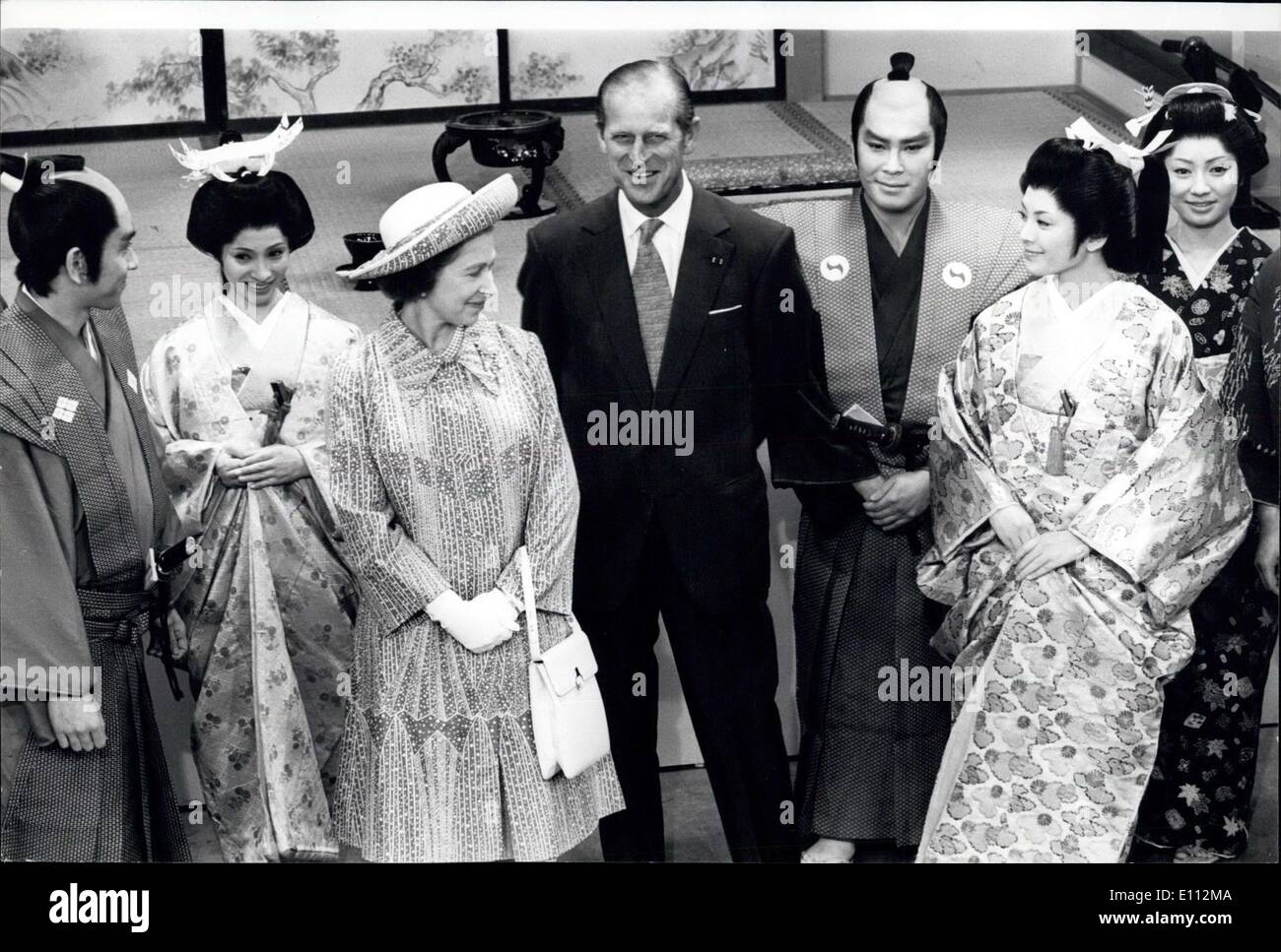 Le 08 mai 1975 - Visite Royale au Japon/ La reine Elizabeth et le duc d'Édimbourg chat japonais avec des acteurs et actrices à NHK TV gare à Tokyo où un vieux théâtre japonais était en tournage Banque D'Images